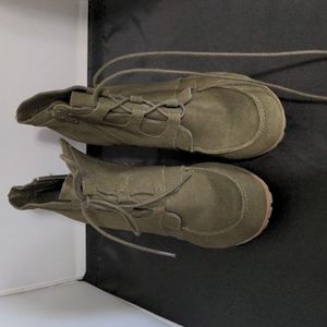 Like new Nine West size 10 lace up zip up wedge booties